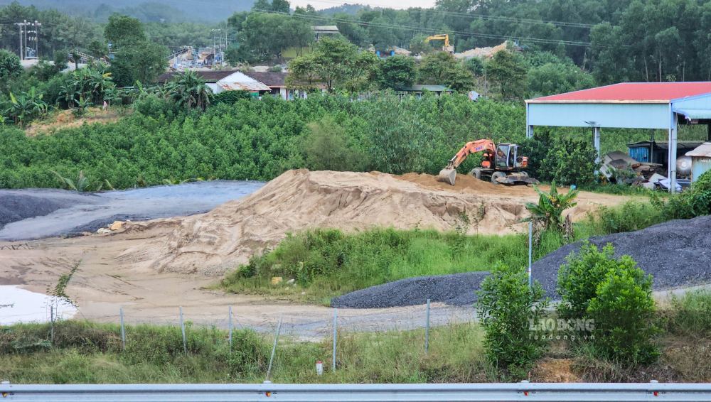 Bãi tập kết trái phép hoạt động thời gian dài nhưng không bị xử lý. Ảnh: PV