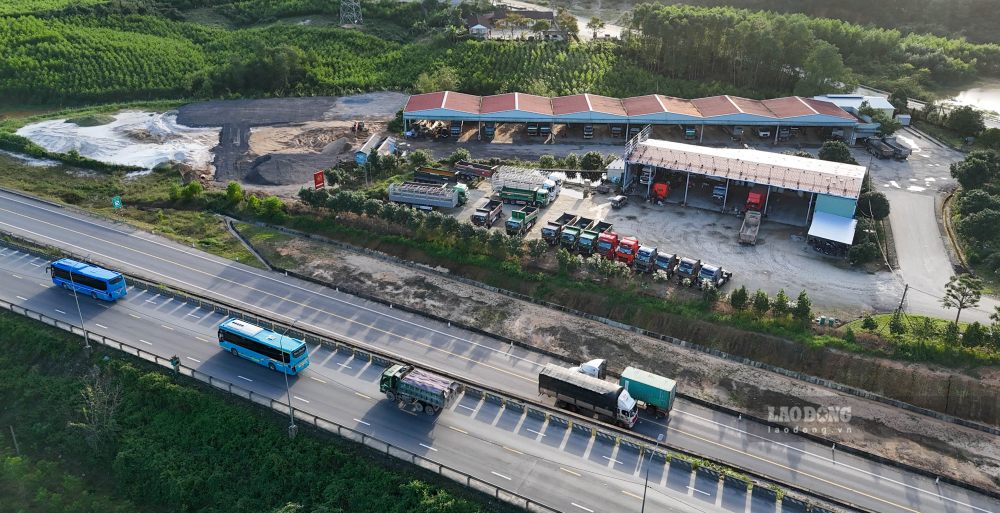 Bãi tập kết cát trái phép nằm bên tuyến tránh Huế và cao tốc Cam Lộ - Túy Loan. Ảnh: PV