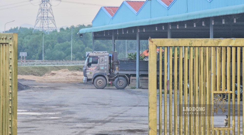 Bên trong khuôn viên, những chiếc xe tải xếp hàng chở lấy cát. Ảnh: PV