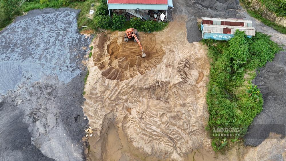 Bãi tập kết chứa nhiều loại vật liệu xây dựng khác nhau, có khối lượng lớn. Ảnh: PV