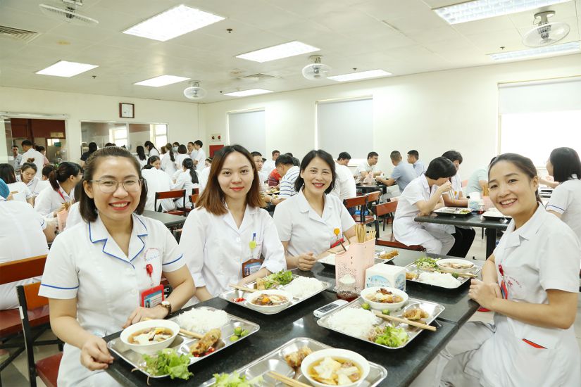 Bữa cơm Công đoàn nhân kỷ niệm 80 năm Ngày Quốc khánh nước Cộng hòa Xã hội Chủ nghĩa Việt Nam (2.9.1945 - 2.9.2025); 96 năm Ngày thành lập Công đoàn Việt Nam (28.7.1929 - 28.7.2025) của đoàn viên, người lao động Viện Huyết học Truyền máu Trung ương. Ảnh: CĐYTVN