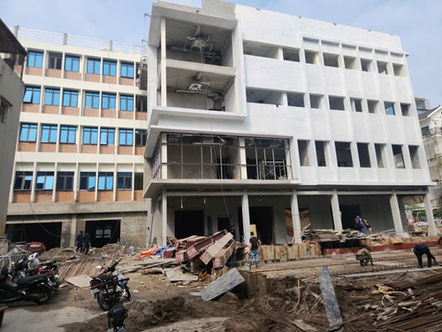 Những hạng mục cuối cùng của Bệnh viện Đa khoa Nông nghiệp đang được hoàn thiện. Ảnh: Minh Hạnh