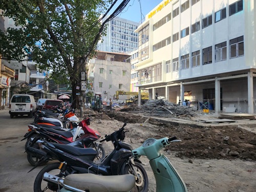 Thi công không có rào chắn an toàn. Ảnh: Minh Hạnh