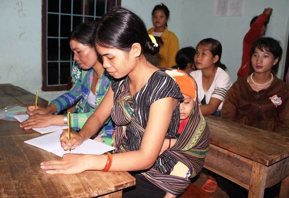 Người dân ở vùng dân tộc thiểu số Đắk Lắk ra lớp học chữ. (Ảnh: BĐL) hoc-chu.jpg