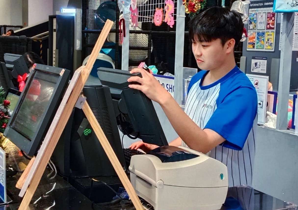 Đối với Trung Hiếu, thời gian nghỉ lễ cũng là lúc bắt đầu cho công việc làm thêm tại khu vui chơi. Ảnh: Đức Anh