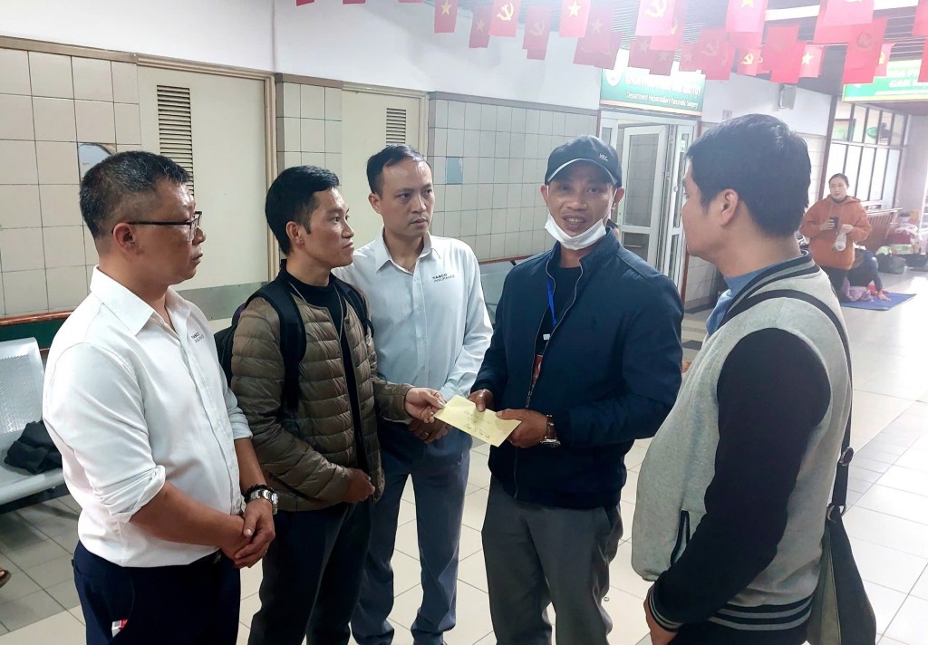 Tạm ứng 405 triệu đồng hỗ trợ nạn nhân vụ tai nạn xe chở đoàn thiện nguyện tại Lào Cai Tạm ứng 405 triệu đồng hỗ trợ nạn nhân vụ tai nạn xe chở đoàn thiện nguyện tại Lào Cai