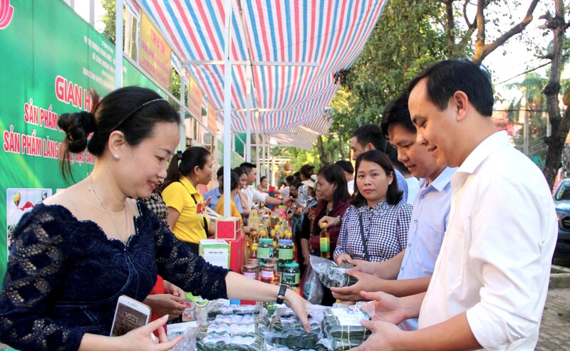 Sản phẩm OCOP của Nghệ An được nhiều người tiêu dùng lựa chọn tại các hội chợ. Ảnh: Phú Hương