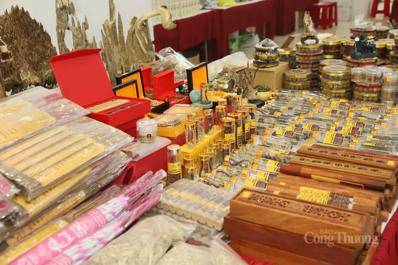 Các mặt hàng OCOP với mẫu mã đẹp mắt. Từ nhung hươu Hương Sơn đến nước mắm truyền thống, các loại bánh kẹo đặc sản được niêm yết giá công khai.