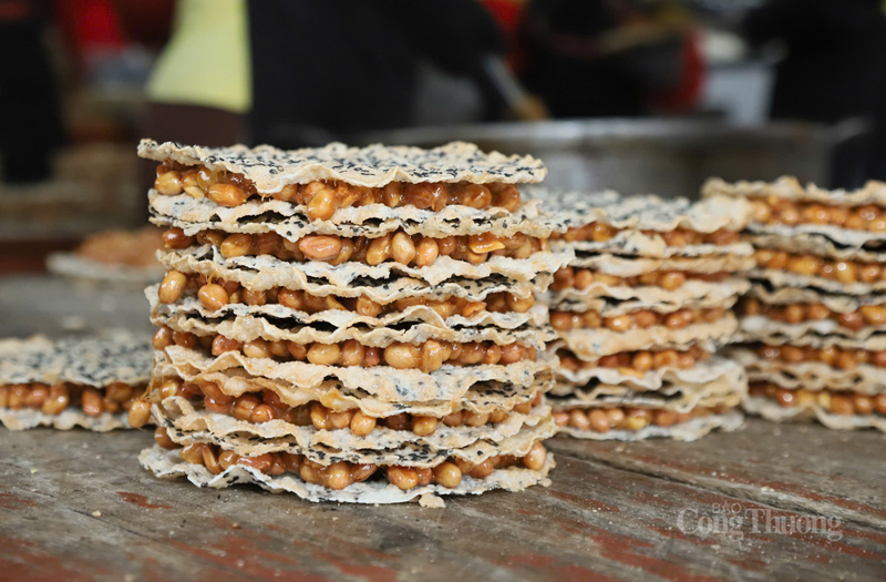 Bà Đặng Thị Hương - chủ cơ sở sản xuất kẹo cu đơ Thư Viện cho biết, năm nay kỳ nghỉ lễ kéo dài nên lượng khách du lịch và người dân xa quê về thăm nhà rất đông. “Từ ngày đầu kỳ nghỉ, chúng tôi đã phải hoạt động hết công suất. Trung bình mỗi ngày, cơ sở bán ra hơn 10.000 tấm kẹo, cao gấp 4 - 5 lần so với ngày thường”, bà Hương phấn khởi.