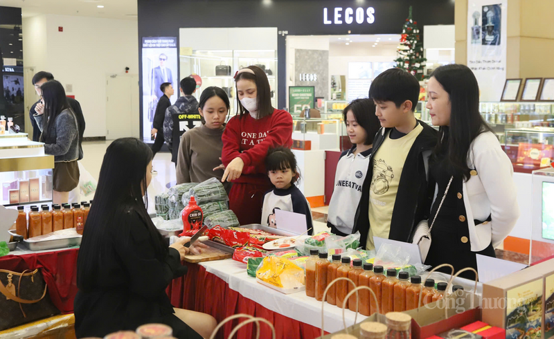 Còn tại Trung tâm thương mại Vincom Hà Tĩnh, khu vực trưng bày các sản phẩm OCOP cũng ghi nhận rất đông khách hàng đến tham quan, mua sắm.