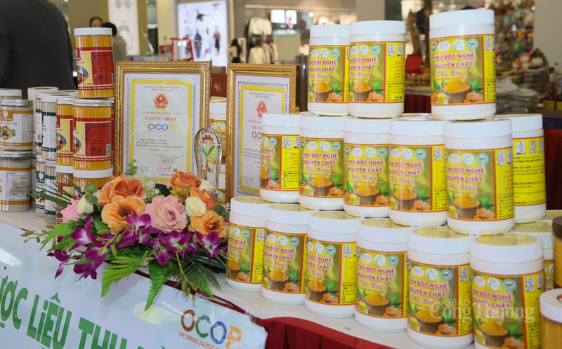 Việc gắn tem truy xuất nguồn gốc rõ ràng trên mỗi bao bì sản phẩm tạo niềm tin tuyệt đối cho người tiêu dùng.