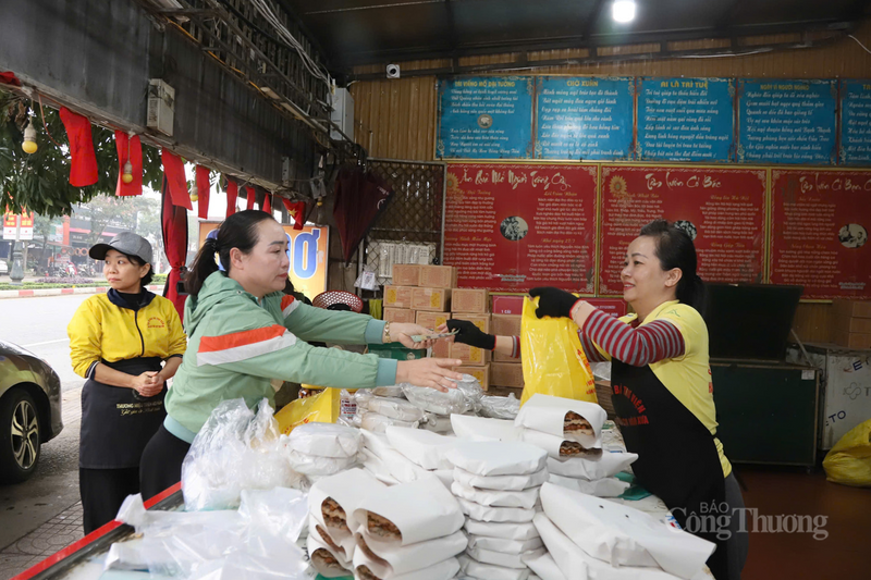 Ghi nhận của phóng viên Báo Công Thương, tại các cửa hàng truyền thống, dòng người xếp hàng để chọn mua quà biếu cho người thân, bạn bè sau chuyến du lịch hoặc về quê thăm nhà.