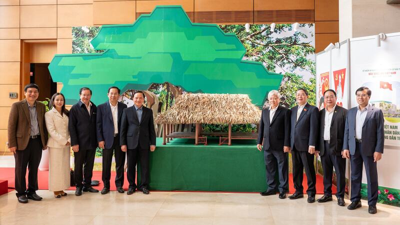 Các đại biểu kiểm tra Không gian trưng bày về lịch sử hình thành và phát triển Quốc hội Việt Nam 80 năm. Ảnh: Phạm Thắng