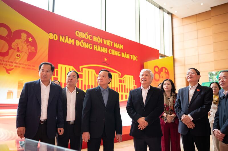 Các đại biểu kiểm tra Không gian trưng bày về lịch sử hình thành và phát triển Quốc hội Việt Nam 80 năm và Không gian trải nghiệm số. Ảnh: Phạm Thắng