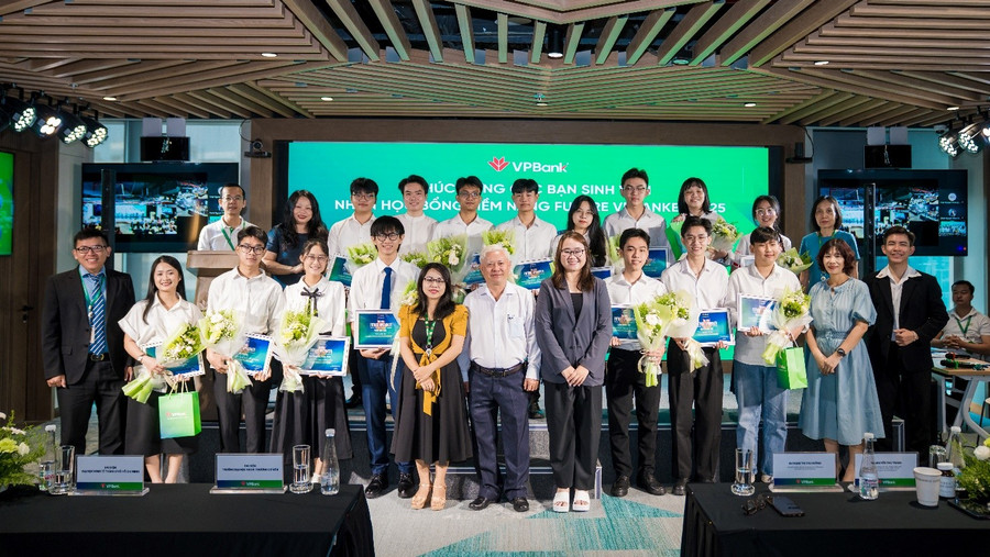 VPBank trao 54 học bổng Future VPBanker 2025, khởi đầu hành trình vươn xa của thế hệ nhân tài trẻ ảnh 2 VPBank trao 54 học bổng Future VPBanker 2025, khởi đầu hành trình vươn xa của thế hệ nhân tài trẻ ảnh 2