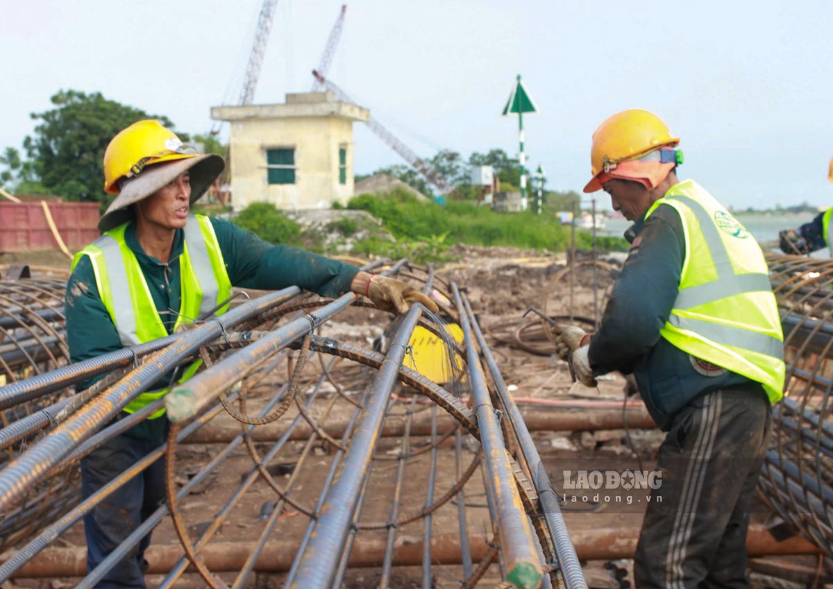 Công nhân làm việc trên công trường dự án cao tốc