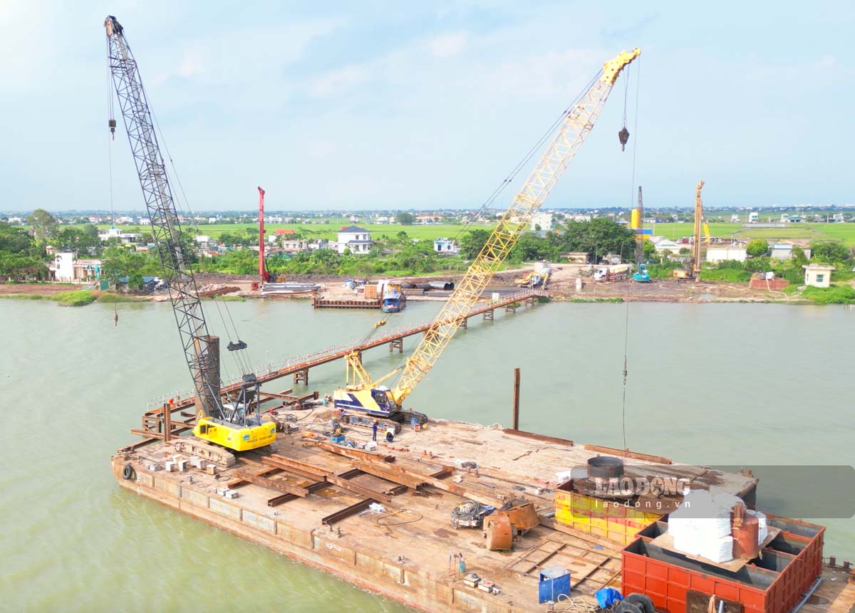 Cầu vượt sông Hồng trên tuyến CT.08 có chiều dài 1.115m và bề rộng 24,75m; nối địa phận xã Hồng Vũ, tỉnh Hưng Yên và xã Xuân Hồng, tỉnh Ninh Bình. Ảnh: Lương Hà