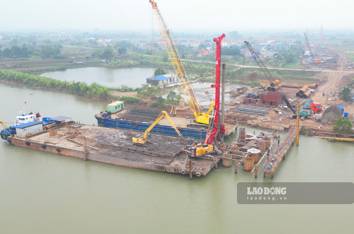 Cầu vượt sông Ninh Cơ đang được thi công. Ảnh: Lương Hà