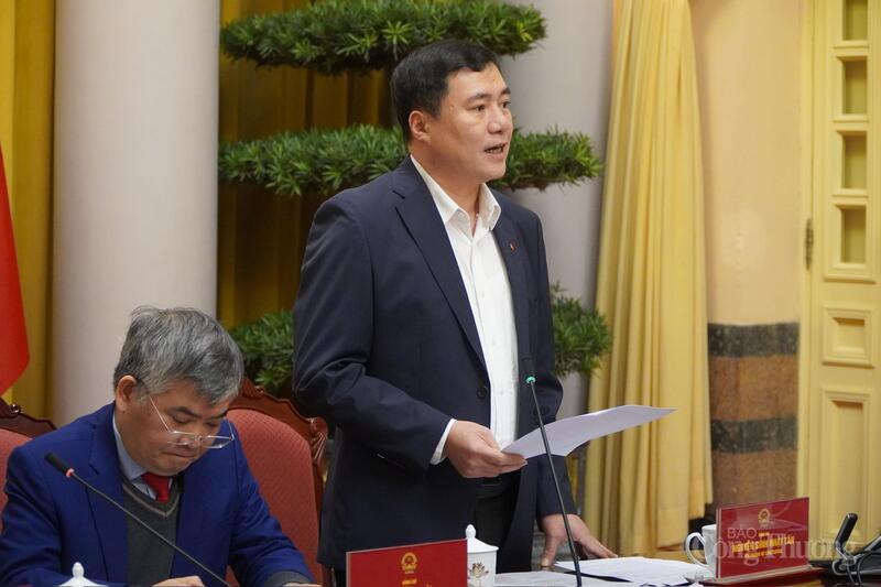 Thứ trưởng Bộ Công Thương Nguyễn Sinh Nhật Tân thông tin về Luật Thương mại điện tử. Ảnh: Minh Trang