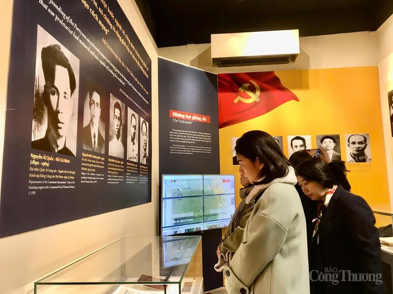 Khách tham quan tìm hiểu lịch sử cách mạng Việt Nam. Ảnh: Hoa Quỳnh