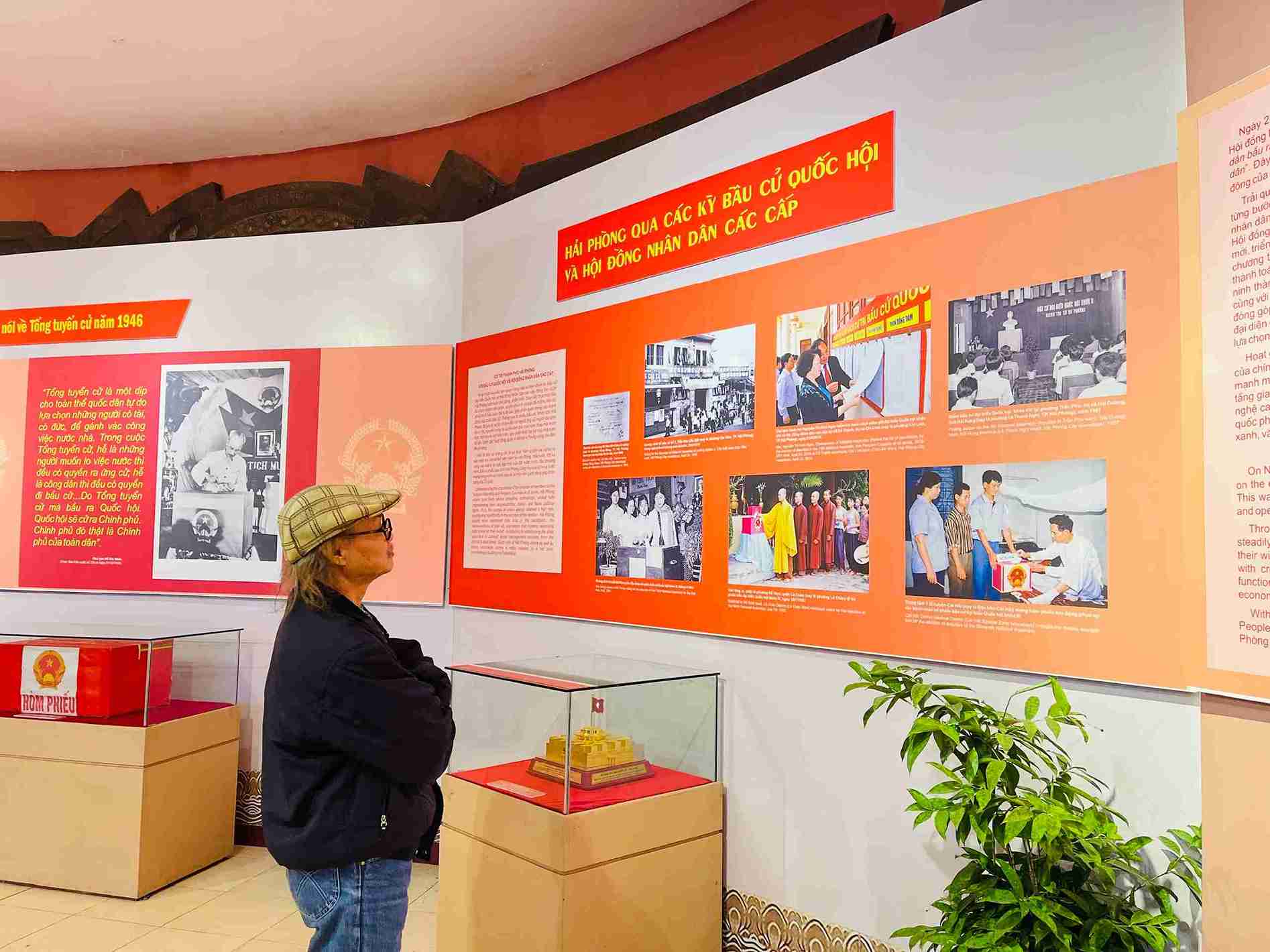 Ông Đặng Thành Long lặng lẽ xem lại các tư liệu về Tổng tuyển cử đầu tiên. Ảnh: Mai Hương