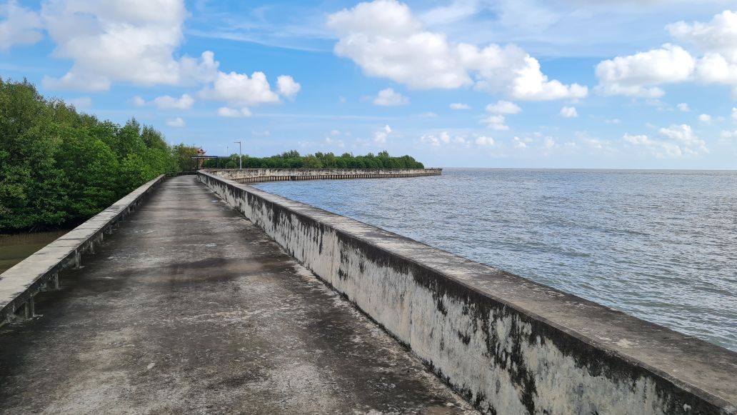 Một đoạn kè tại Đất Mũi phát huy hiệu quả phòng chống sạt lở, giữ đất, tạo bãi bồi. Ảnh: Nhật Hồ.