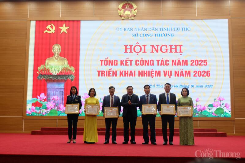 Khen thưởng các tập thể của ngành Công Thương có thành tích xuất sắc trong năm 2025.