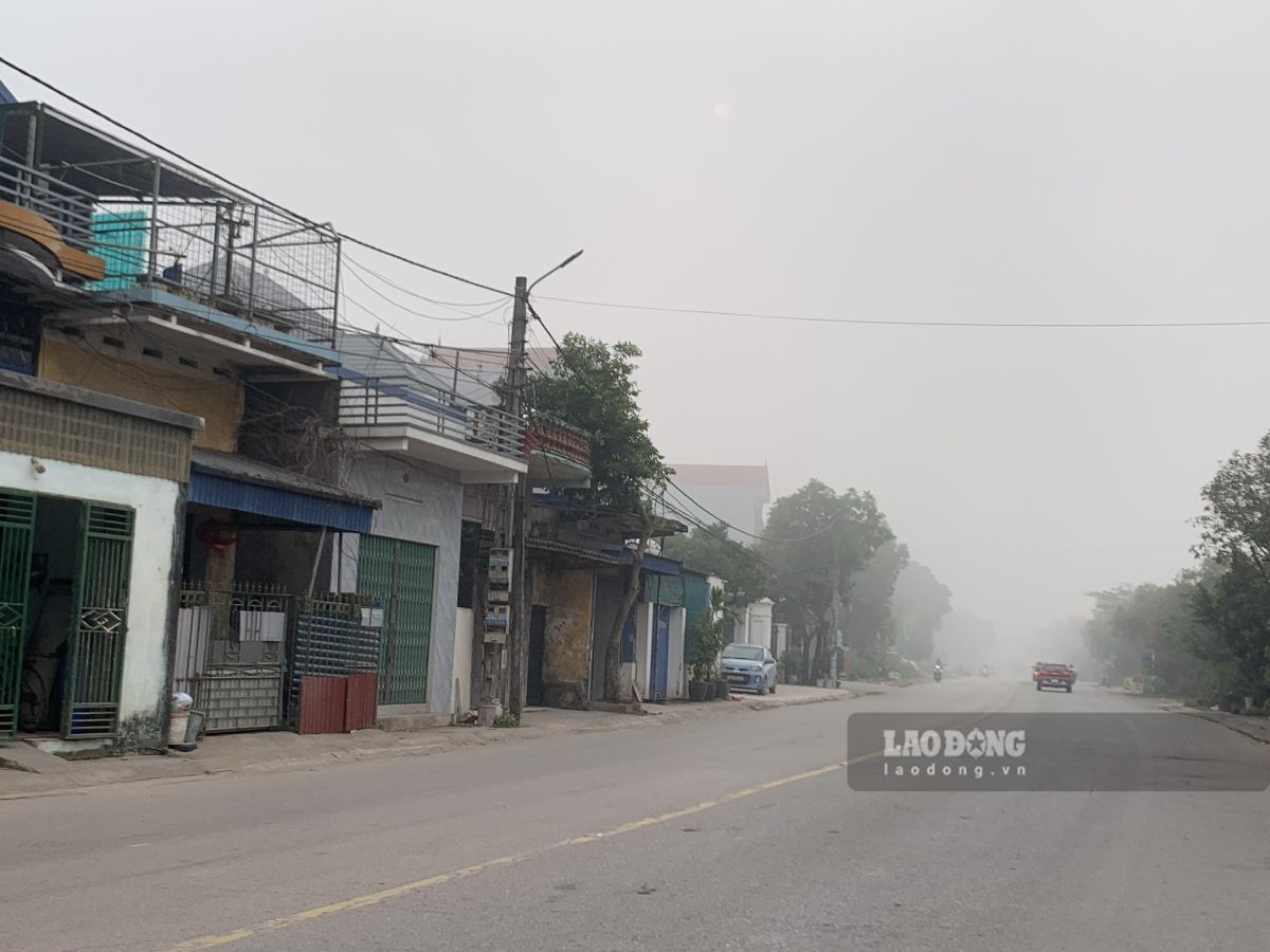 Khoảng 8h15, tại QL21 sương mù bắt đầu tan dần khi ánh nắng mặt trời lên. Ảnh: Hà Vi