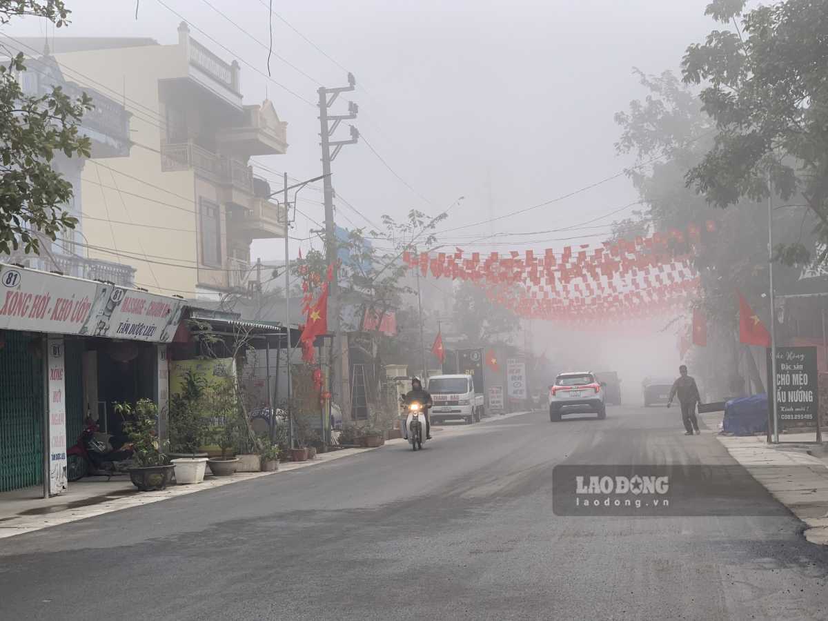 Sương mù phía trong khu dân cư. Ảnh: Hà Vi