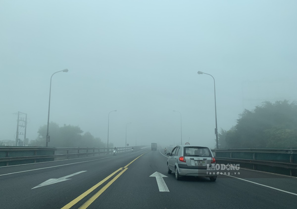 Khu vực cầu Tân Đệ, cầu Tân Phong các phương tiện di chuyển chậm, giữ khoảng cách an toàn để tránh va chạm. Ảnh: Hà Vi