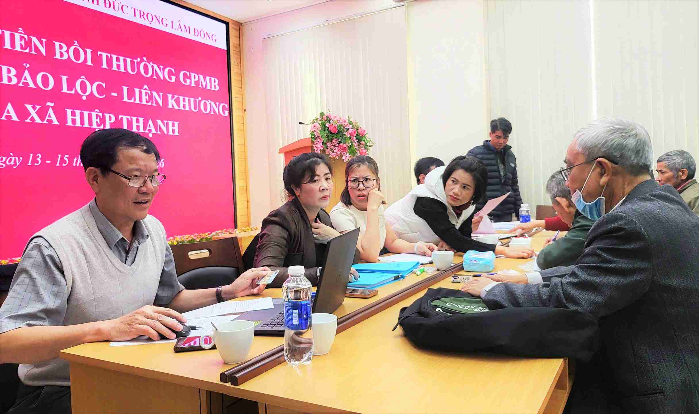 Tỉnh Lâm Đồng triển khai chi trả bồi thường cho các hộ dân có đất thu hồi thực hiện Dự án cao tốc. Ảnh: Phúc Khánh