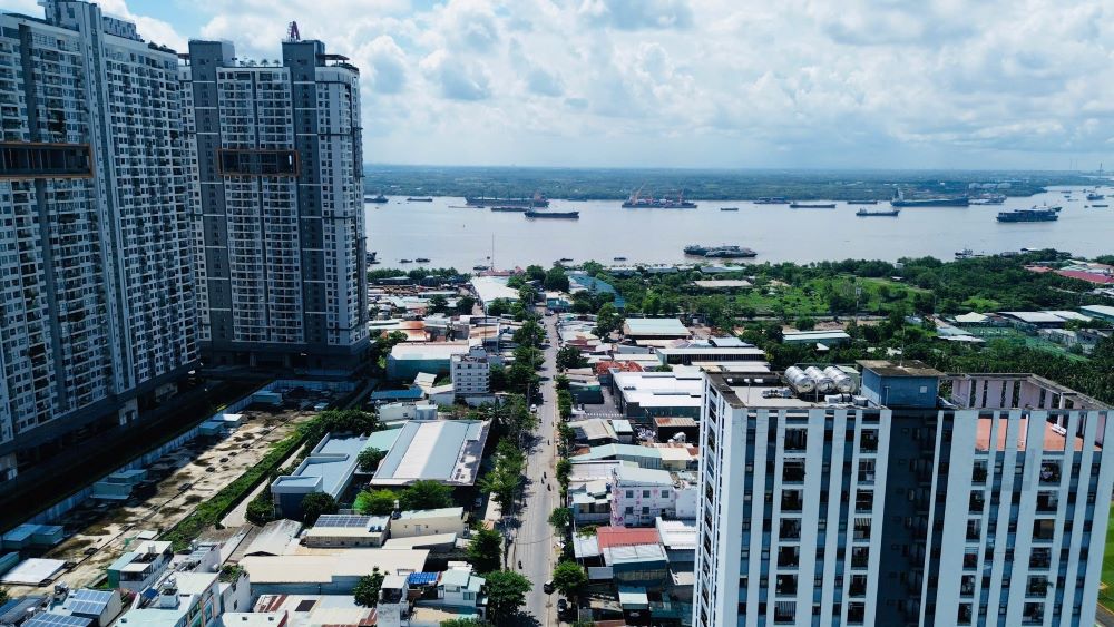 Điểm cuối cùng của tuyến ở TPHCM (trước khi vượt sông) nằm tại khu vực đường Đào Trí, giáp sông Nhà Bè và sông Đồng Nai; bên kia bờ là huyện Nhơn Trạch (Đồng Nai). Ảnh: Minh Tâm