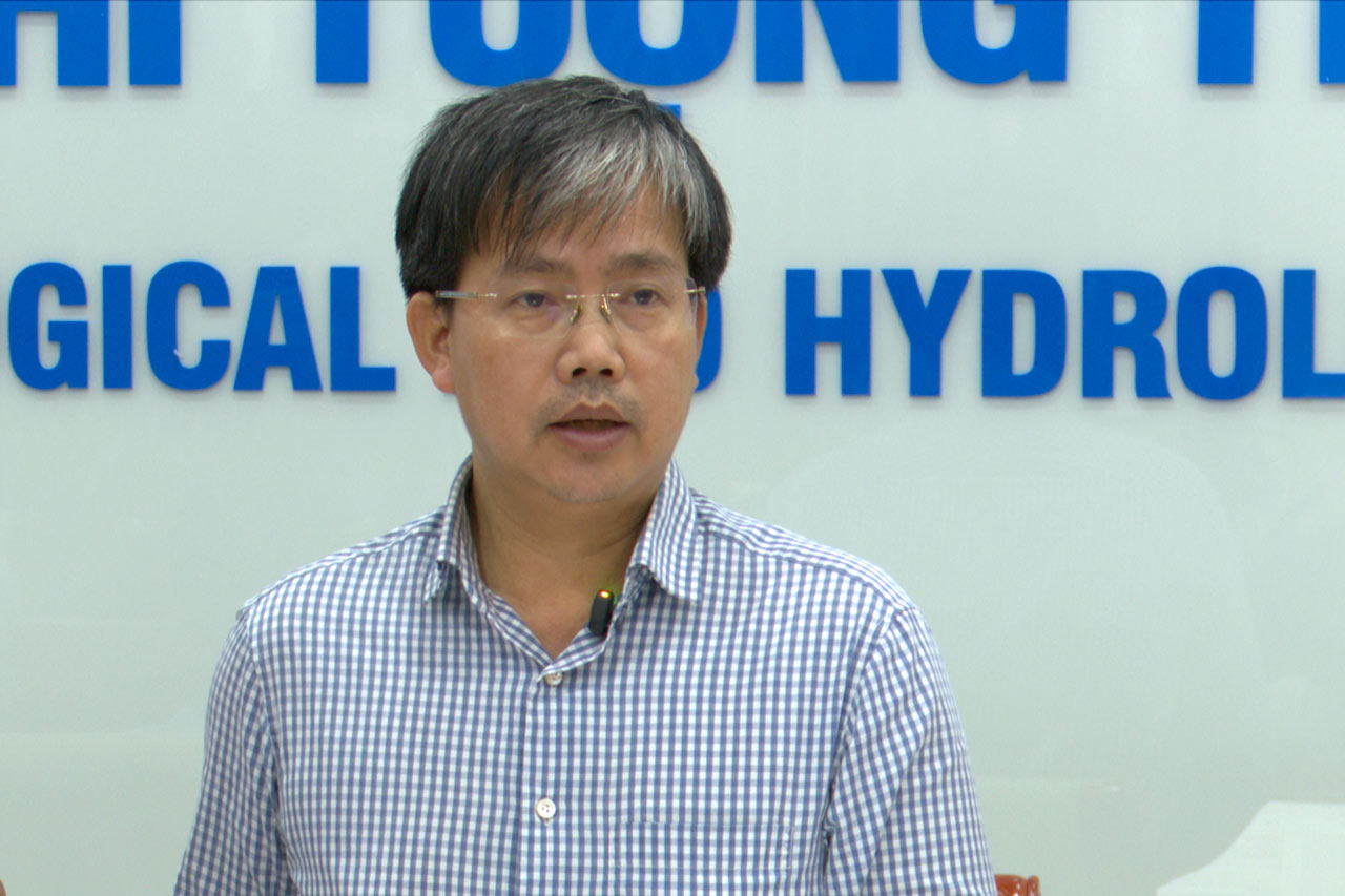 Ông Mai Văn Khiêm nhận định bão số 1 trên khu vực Tây Bắc Thái Bình Dương ít khả năng vào Biển Đông. Ảnh: Vũ Linh