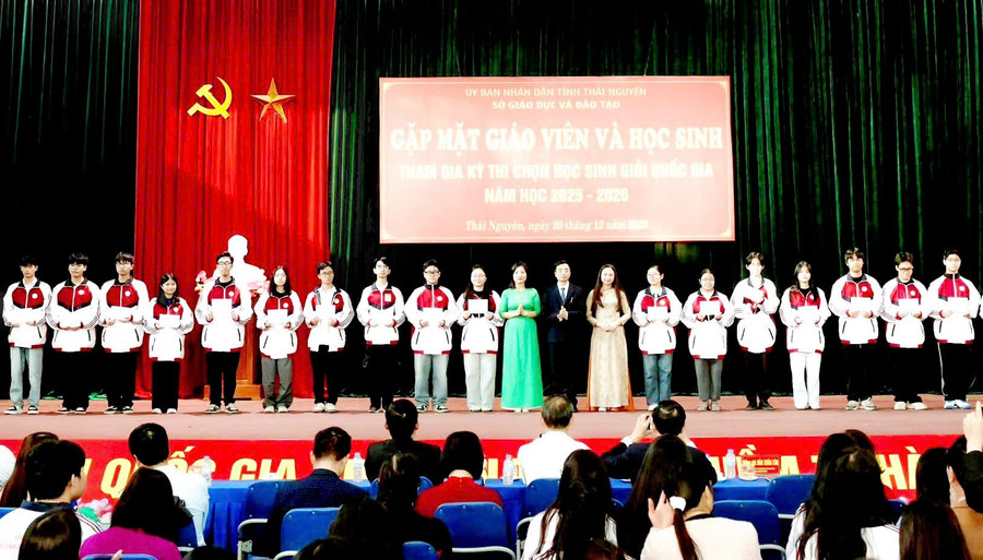 Sở GD&ĐT Thái Nguyên gặp mặt GV, HS tham gia kỳ thi chọn học sinh giỏi Quốc gia THPT năm học 2025-2026.
