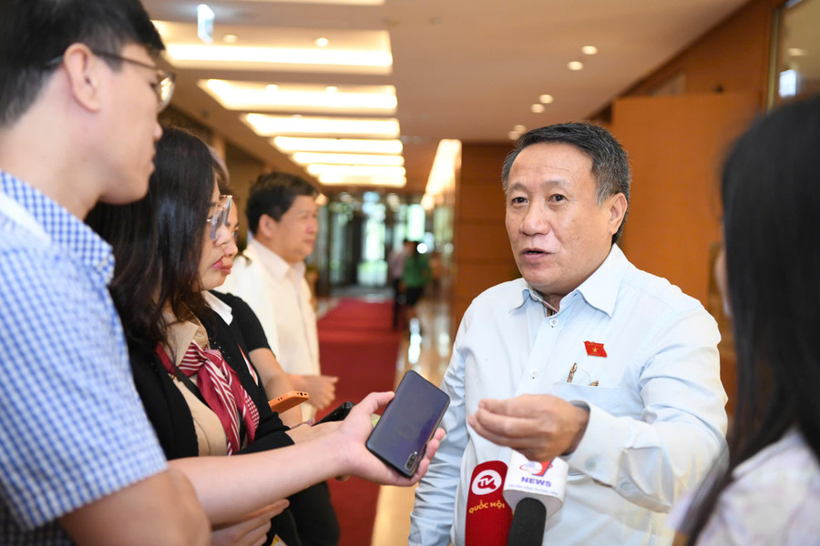 Ông Hà Sỹ Đồng trả lời báo chí.