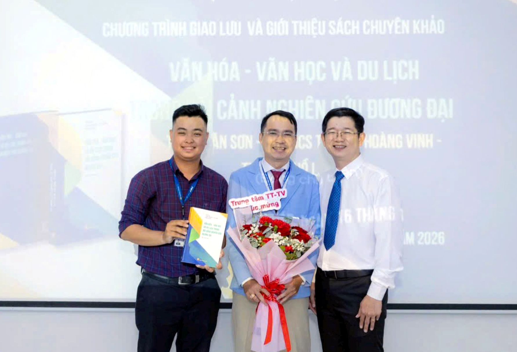 Nhóm tác giả (từ phải sang): Hồ Lưu Phúc, Võ Văn Sơn, Trương Hoàng Vinh. Ảnh: NVCC