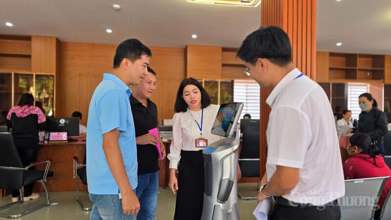 Phường Hội Phú (tỉnh Gia Lai) triển khai robot phục vụ hành chính công. Ảnh: Bá Bính
