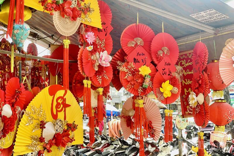 Các cửa hàng truyền thống có lợi thế cạnh tranh với các sản phẩm thiết kế sáng tạo riêng theo yêu cầu của từng khách hàng.