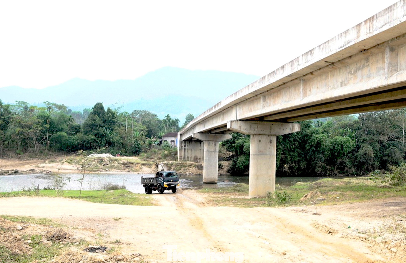 Cầu tiền tỷ xây xong rồi bỏ hoang- Ảnh 2.