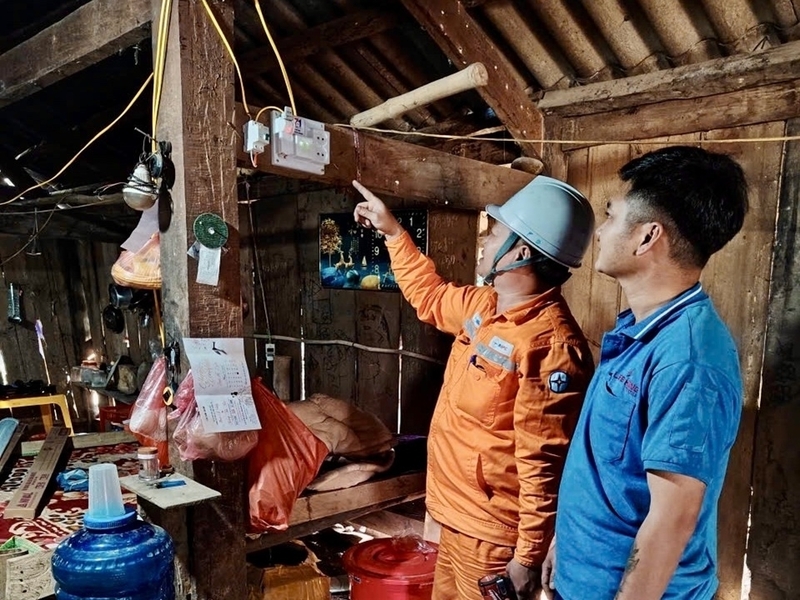 Công ty Điện lực Sơn La tuyên truyền sử dụng điện an toàn, tiết kiệm. Ảnh: Ngọc Diệp