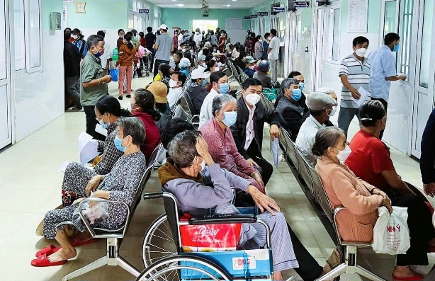 Trẻ em, người già ở Đà Nẵng nhập viện dồn dập khi trời lạnh, khiến áp lực ở các cơ sở y tế tăng cao. Ảnh: Trường An