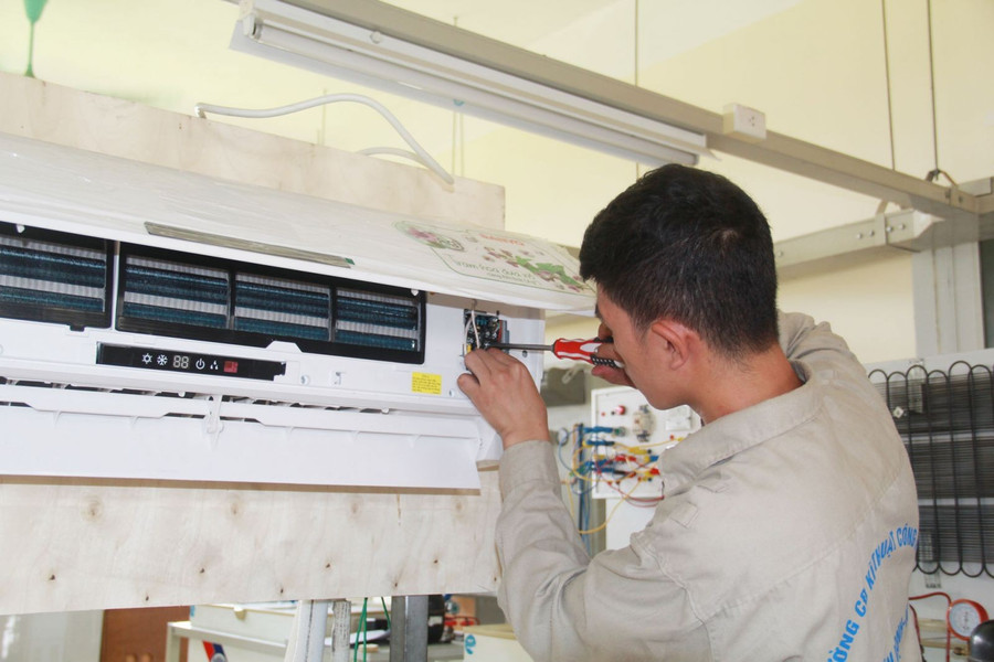 Sinh viên Trường Cao đẳng nghề Kỹ thuật Công nghệ học thực hành. Ảnh: NTCC nha-truong-doanh-nghiep-truc-lien-ket-nang-chuan-dao-tao-2.jpg