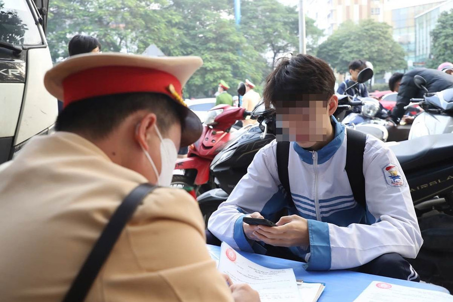 Cảnh sát giao thông xử lý trường hợp học sinh vi phạm.