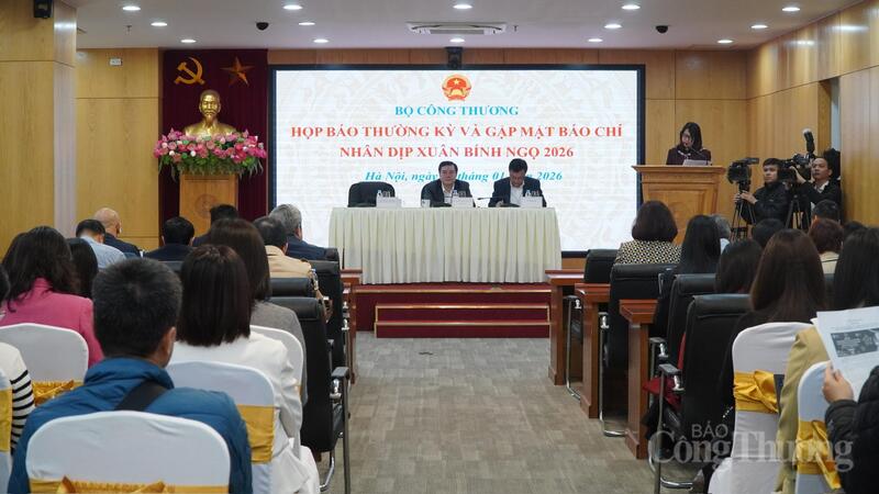 Tại buổi họp báo, lãnh đạo Bộ Công Thương đã giải đáp nhiều câu hỏi của phóng viên báo chí về năng lượng, điện, xăng dầu...