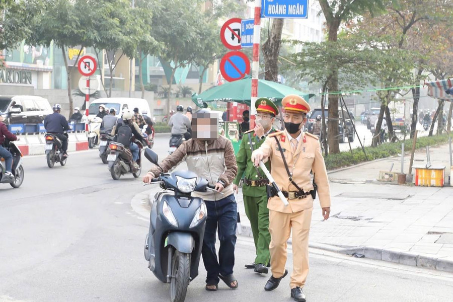 Học sinh vi phạm bị CSGT phát hiện, xử lý. tai-xuong.jpg