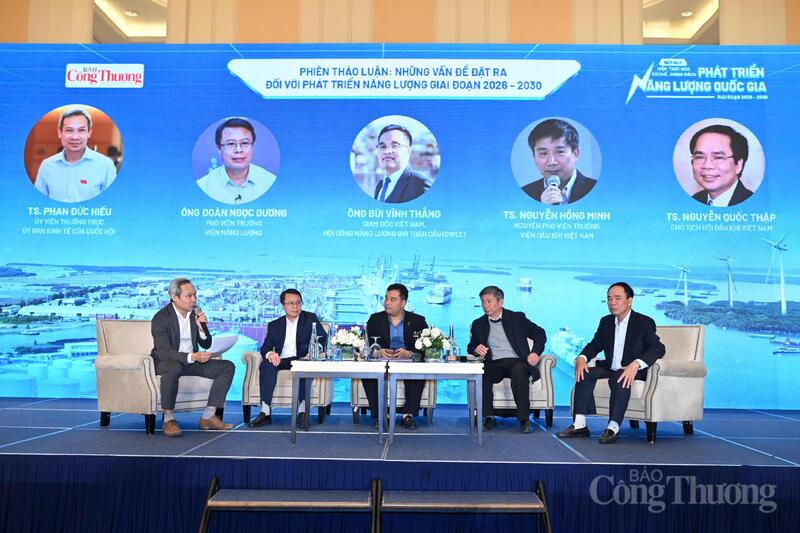 Các diễn giả tham gia phiên thảo luận tại diễn đàn. Ảnh: Cấn Dũng