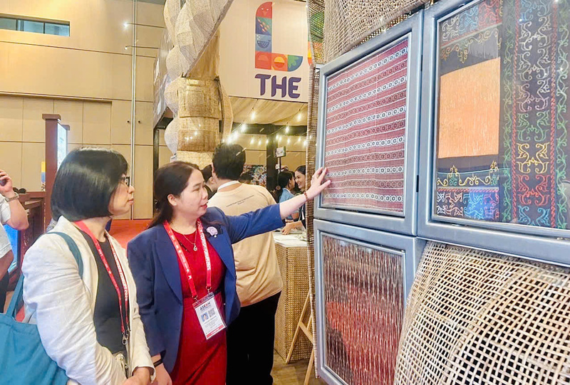 Trong không gian chung của gian hàng Việt Nam tại Trung tâm Triển lãm Mactan (MEC), Gia Lai nổi bật với những hình ảnh mang nét đặc trưng của “đại ngàn xanh”