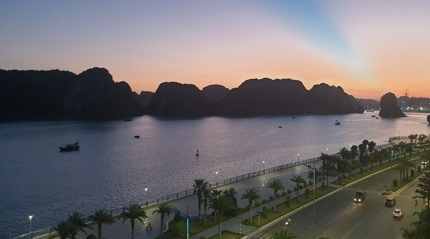 Đường ven biển vịnh Hạ Long, phường Hạ Long, tỉnh Quảng Ninh luôn hấp dẫn du khách. Ảnh: Nguyễn Hùng