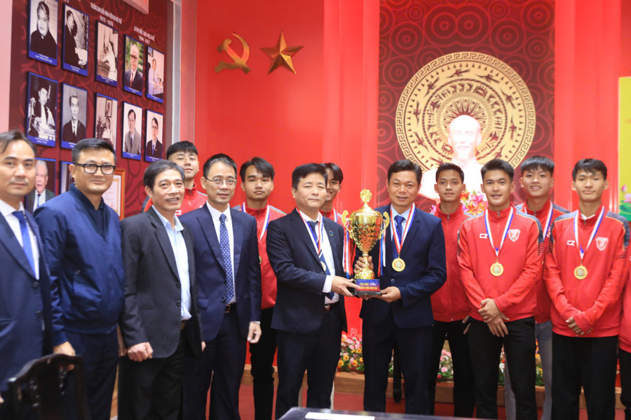 Lãnh đạo Đại học Huế chụp ảnh lưu niệm cùng huấn luyện viên trưởng, đội bóng tại Nhà truyền thống Đại học Huế.