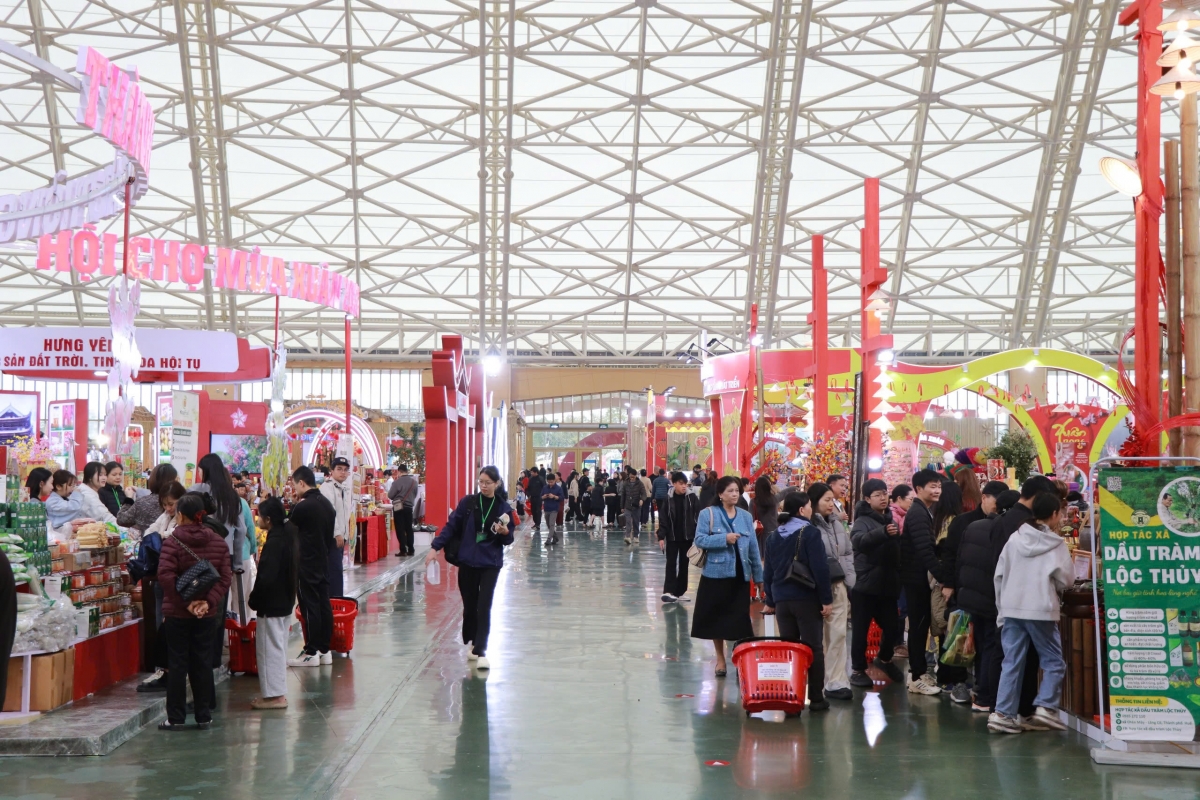 Khách hàng tham quan, mua sắm tại Hội chợ.